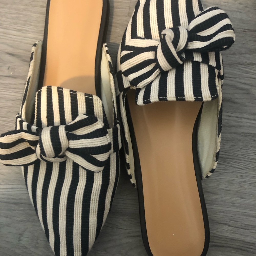 Striped Bow Pointed-Toe Mule - Black & White